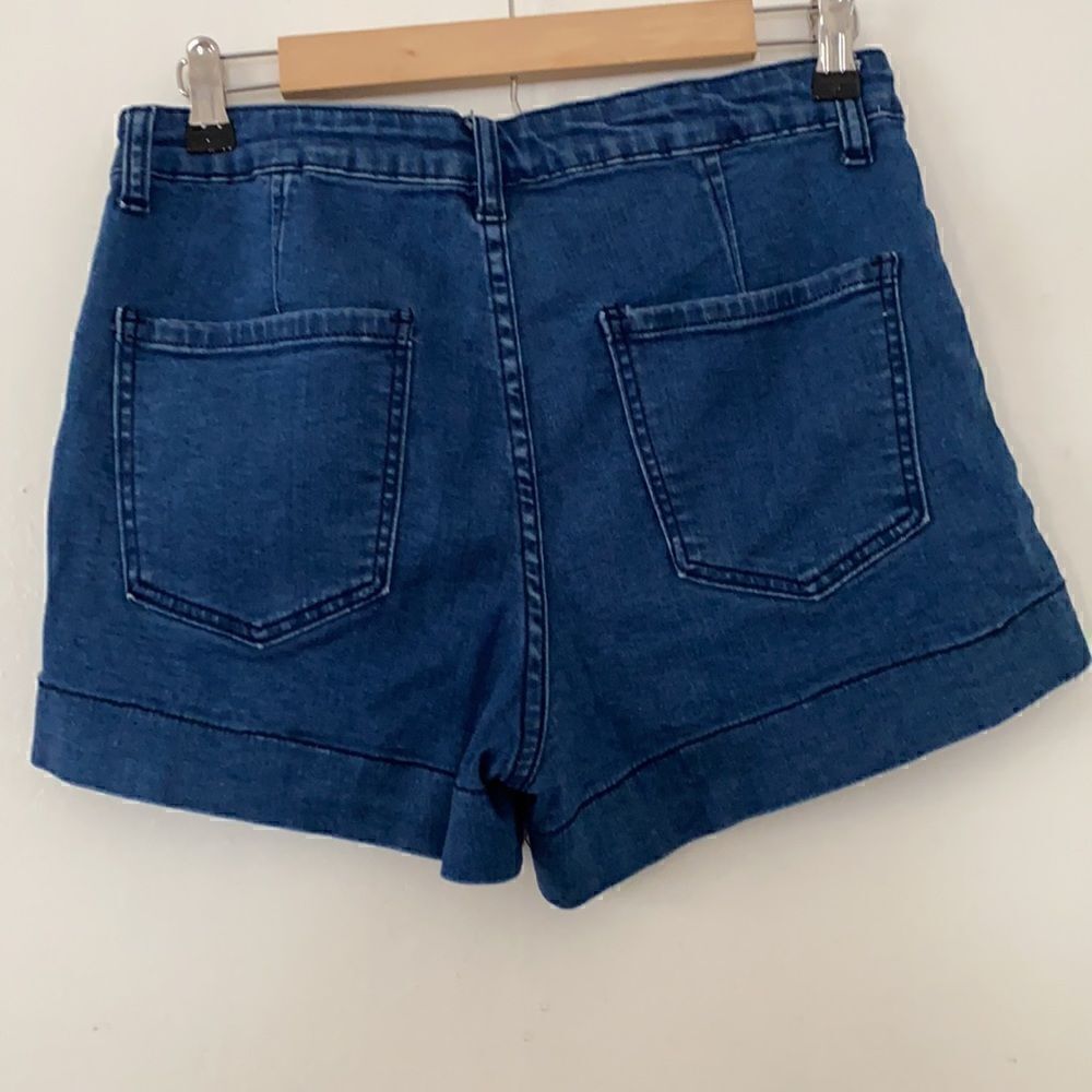 Forever 21 short EUC - Picture 2 of 3